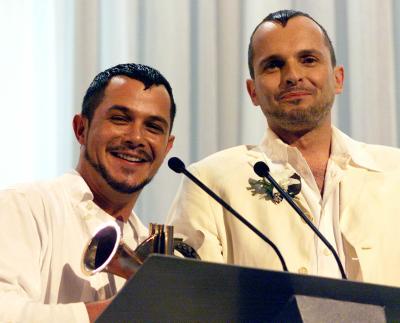 Alejandro Sanz Receives Music Award from Miguel Bose